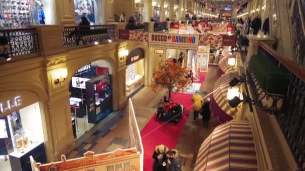 Personer gå över handel rader i Moskva tuggummi shop — Stockvideo