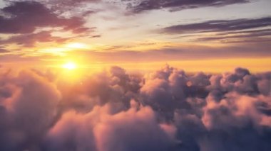 Güzel bir akşam timelapse üzerinde uçan bulutlar, sorunsuz bir şekilde ilmekledi