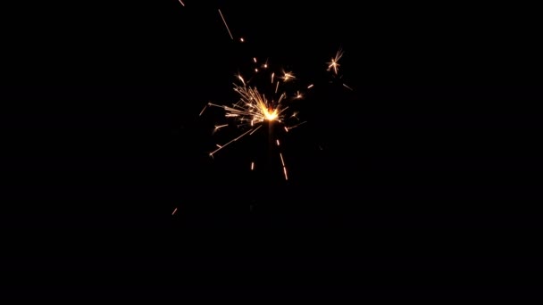 Vuurwerk sparkler branden geïsoleerd in real-time. — Stockvideo