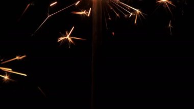 Yukarıdan aşağıya doğru izole yanan havai fişek maytap