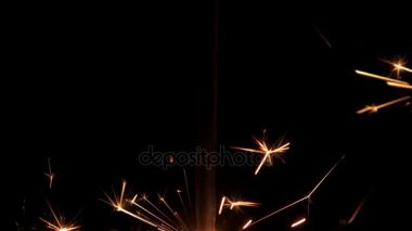 Alttan üste izole yanan havai fişek maytap