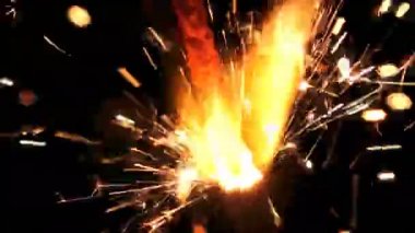 Yukarıdan aşağıya doğru izole yanan havai fişek maytap