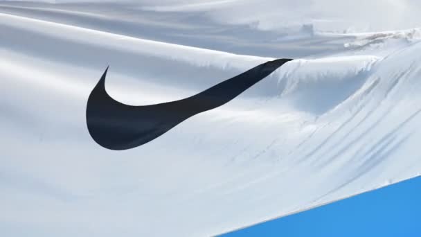 Nike şirketi bayrak yavaş hareket, editoryal animasyon — Stok video