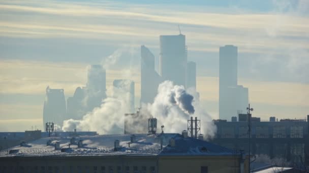 Luchtverontreiniging door emissies van industriële installaties. Pijpen gooien van rook in de lucht van Moskou. — Stockvideo