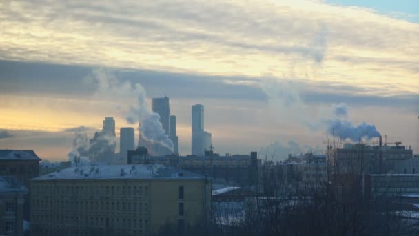 Air pollution from industrial plants. Pipes throwing smoke in the Moscow sky. — Stock Video