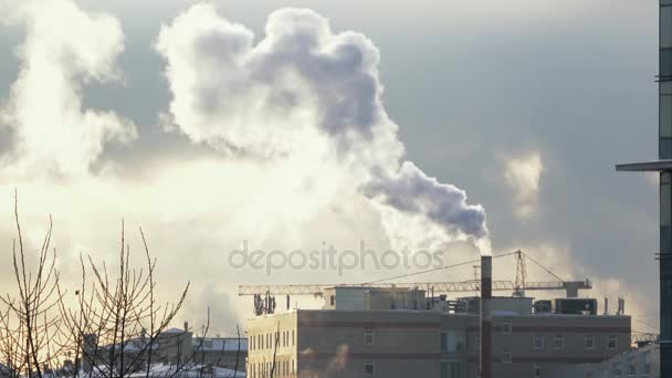 Luchtverontreiniging door emissies van industriële installaties. Pijpen gooien van rook in de lucht van Moskou. — Stockvideo
