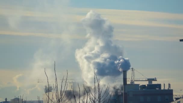 Zanieczyszczenia powietrza przez zakłady przemysłowe. Rury, rzucanie dymu na niebie Moskwa. — Wideo stockowe