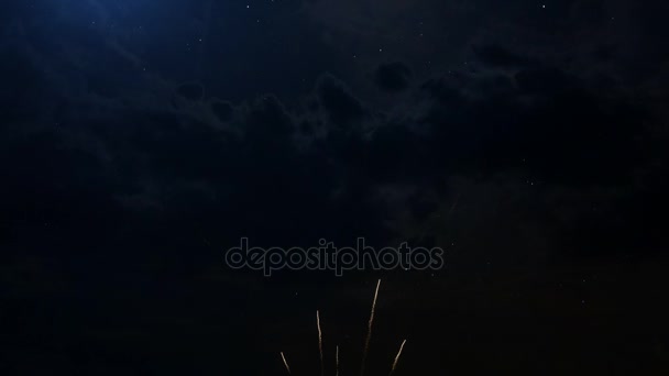 Feliz Navidad saludo texto con fuegos artificiales de cámara lenta de colores — Vídeos de Stock