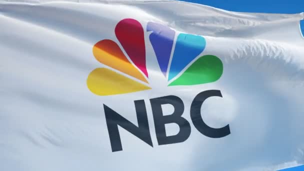 Флаг компании NBC в замедленной съемке, редакционная анимация — стоковое видео