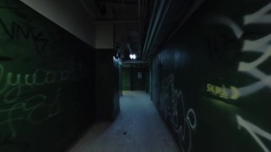 Kin duvarları, paslı yırtıklar, kirli un ve kırık lambalar ile eski hasarlı sanayi evi bodrum çevresinde pürüzsüz kamera sabit slayt çekim, sinema veya film klipleri arka plan için mükemmel