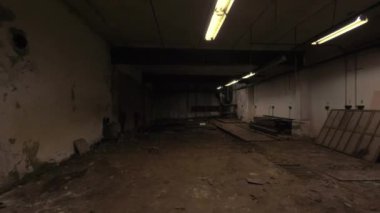 Kin duvarları, paslı yırtıklar, kirli un ve kırık lambalar ile eski hasarlı sanayi evi bodrum çevresinde pürüzsüz kamera sabit slayt çekim, sinema veya film klipleri arka plan için mükemmel