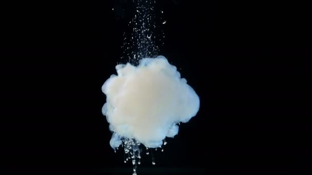 Goutte Peinture Blanche Mélangeant Dans Eau Vers Caméra Encre Tourbillonnant — Video