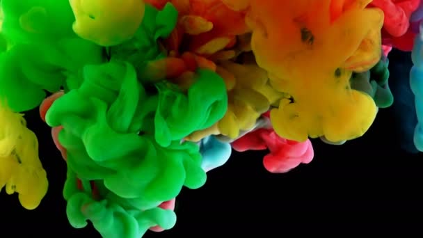 Kolorowe Tęczowe Farby Krople Powyżej Mieszania Wodzie Atrament Wirowanie Pod — Wideo stockowe