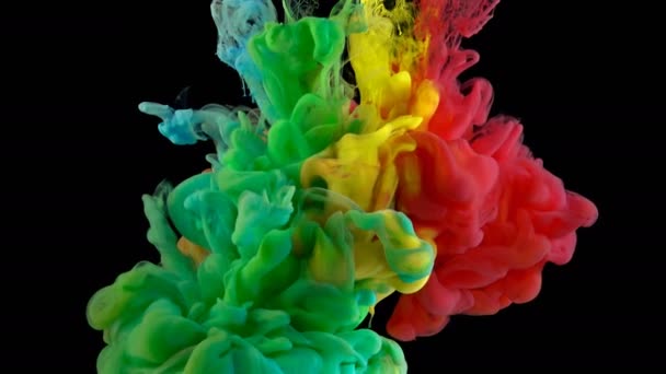 Kolorowe Tęczowe Farby Krople Powyżej Mieszania Wodzie Atrament Wirowanie Pod — Wideo stockowe