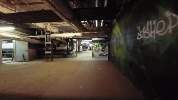 Appareil photo lisse diapositive stable tourné autour de vieux sous-sol de maison industrielle endommagée, avec des murs rancuniers, des mûrs rouillés, de la farine sale et des lampes cassées, parfait pour le cinéma ou le film clips arrière-plan 