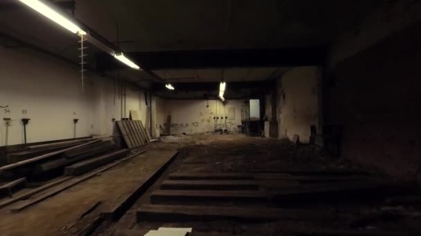 古い損傷を受けた工業用住宅の地下室の周りに撮影された滑らかなカメラの安定したスライドは 恨みの壁 錆びた熟した 汚れた小麦粉や壊れたランプ 映画や映画クリップの背景に最適です — ストック動画