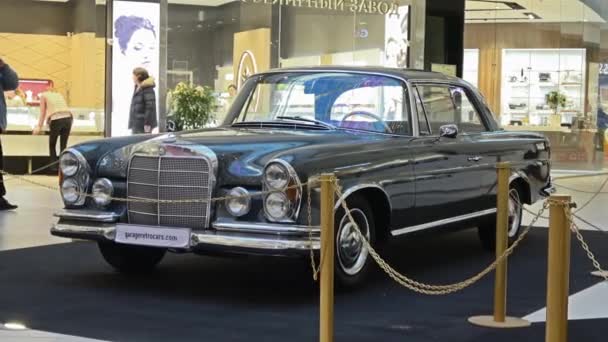 Russland Moskau April 2017 Ausstellung Alter Retro Autos Russischen Handelszentrum — Stockvideo