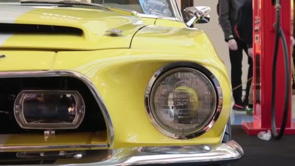 Rússia Moscow Abril 2017 Old Retro Cars Exhibition Russian Trade — Vídeo de Stock