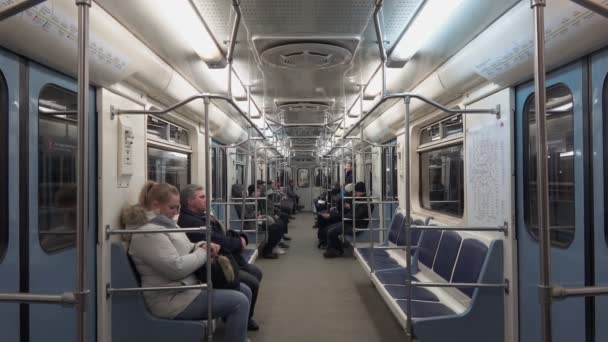 モスクワ 2017 モスクワ地下鉄の地下鉄は 別の駅から別の 近代的なロシアの地下鉄に移動し 窓にライトが流れます 人々は座って待っている — ストック動画