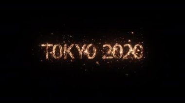 Tokyo, Japonya 'da 2020 Yaz Olimpiyat Oyunları gece gökyüzünde ışıldayan parçacıklar ve kıvılcımlarla dolu metin ve logoyu selamlıyor. Güzel sihirli tipografi tasarımı..