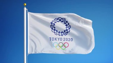 2020 Tokyo Olimpiyat Oyunları bayrağı mavi gökyüzüne karşı ağır çekimde dalgalanmakta, pürüzsüz bir şekilde döngü halinde, yakın, alfa kanalında izole edilmiş, siyah ve beyaz ışıklı, film, haber ve dijital için mükemmel..