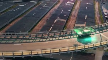 Moskova 'da güneşli bir akşamda kendi kendine giden arabaların hava sunumu. Kamera, metropoldeki çok katlı otoyolun trafiğine katılan belli özerk otomobillere odaklanıyor..