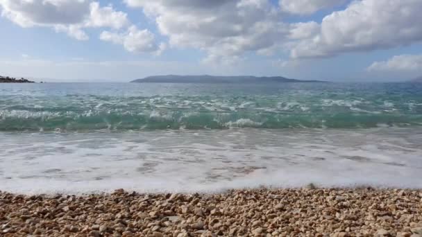 Галечный Пляж Волны Наводняющие Побережье Макарска Главный Пляж Хорватия Медленный — стоковое видео