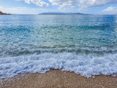 Çakıl taşı plajı ve dalga köpüğü
