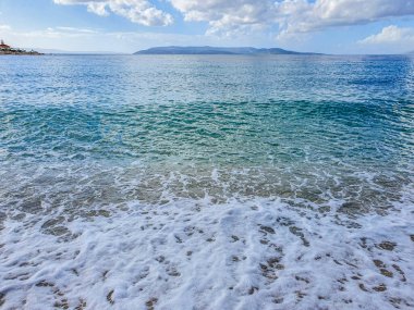 Çakıl taşı plajı ve dalga köpüğü