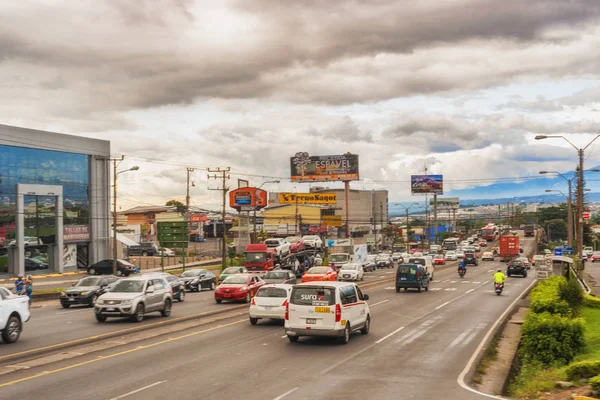 Tráfico en la calle en San José, Costa Rica . —  Fotos de Stock