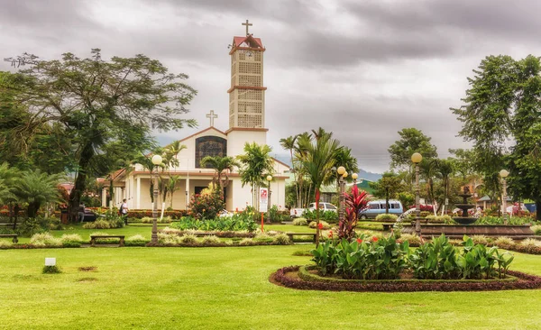 La Fortuna stad en San Juan Bosco katholieke kerk, Costa Rica, — Stockfoto