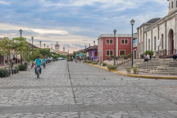 Calle La Calzada i katedry w Grenadzie w tle w — Zdjęcie stockowe