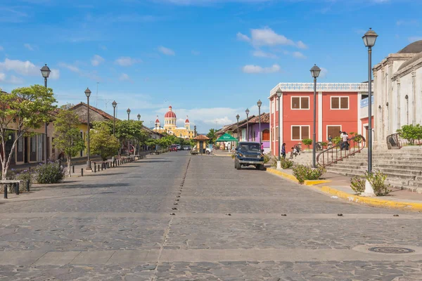 Calle La Calzada i katedry w Grenadzie w tle w — Zdjęcie stockowe