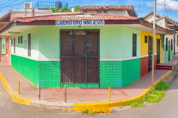 Fachada de casas coloridas no bairro histórico Granada em Ni — Fotografia de Stock