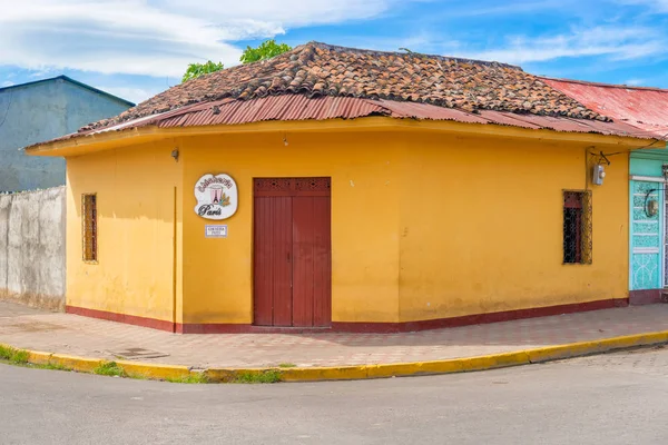 Fasada kolorowe domy w zabytkowej dzielnicy Grenady w Ni — Zdjęcie stockowe