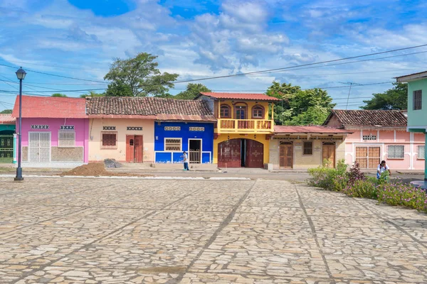 Fachada de casas de colores en el casco histórico de Granada en Ni —  Fotos de Stock