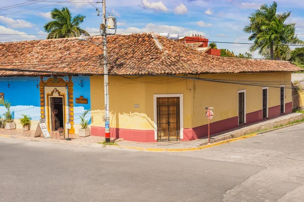 Fachada de casas coloridas no bairro histórico Granada em Ni — Fotografia de Stock