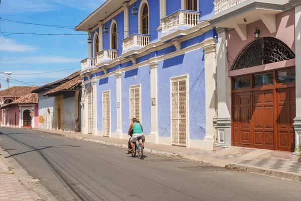 Fachada de casas de colores en el casco histórico de Granada en Ni —  Fotos de Stock