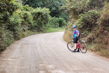 Honduras Dağları aşarak Bisiklete binme.