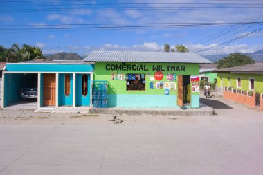 Adam, San Seb küçük Belediyesi Sokakta motosiklet üzerinde