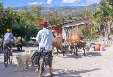 Bisikletçiler San Sebastian, Honduras toprak yol üzerinde.