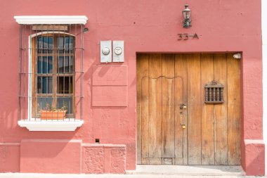 Antigua Guatemala sömürge evinde mimari detay.