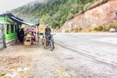 Bisikletçi üzerinde kir roa Guatemala dağlarında.