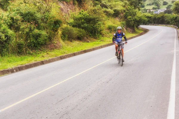 Man, on the bicycle on the road in Nicaragua mountains. — Stock Photo, Image