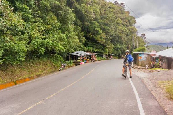 男人，骑着自行车在尼加拉瓜山的道路上. — 图库照片