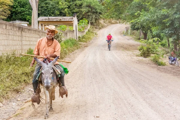Człowiek na osiołku w małej wiosce w Hondurasie. — Zdjęcie stockowe