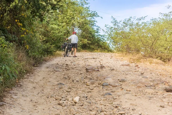 Ciclista a piedi con la bicicletta su una ripida strada sterrata v 280 vicino Rio — Foto Stock