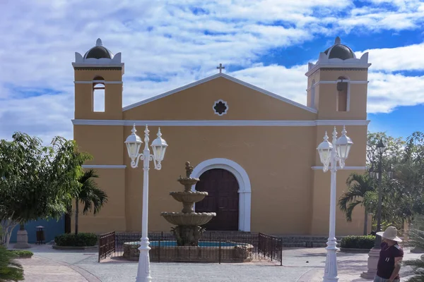 Iglesia católica y fuente en Honduras . — Foto de Stock