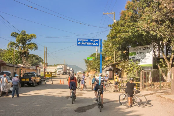 Ciclistas cruzando la frontera de Honduras a Guatemala . — Foto de Stock