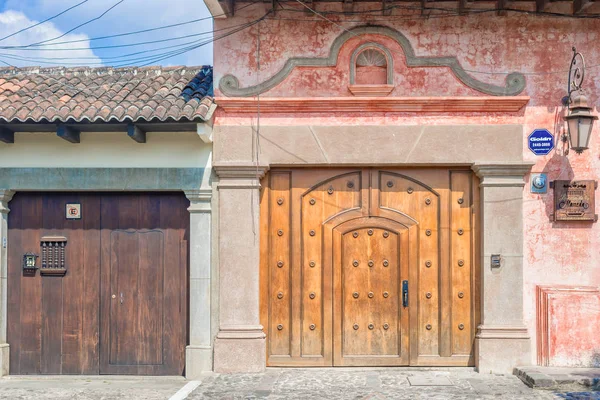 Arkitektoniska detaljer på colonial house i Antigua Guatemala. — Stockfoto